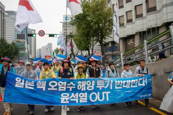 범국민대회 참가자들이 행진하고 있다.