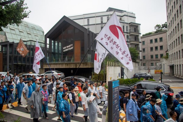 범국민대회 참가자들이 행진하고 있따.