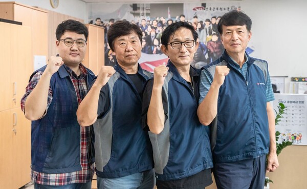 서울본부 김상호 지부장(오른쪽에서 두 번째)가 지부 임원들과 포즈를 취하고 있다. 