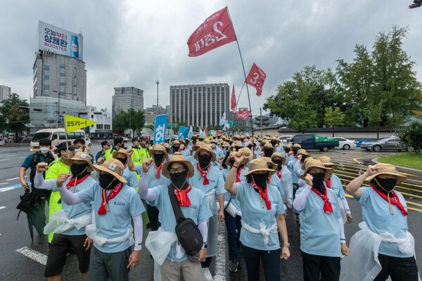 통일선봉대가 일본대사관을 향해 행진하고 있다. 