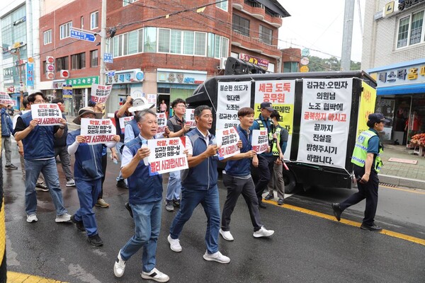 김규찬 의장과 오민자 군의원 지인이 차량으로 행진대오를 따라다니며 의령군지부 투쟁을 음해하는 방송을 하고 있다.
