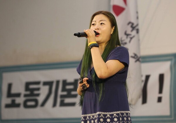 민중가수 박일규가 노래하고 있다.