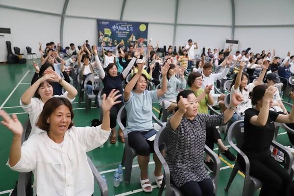 문화제 참가자들이 함께 박수를 치고 있다.