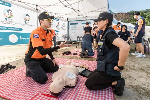 산별 청년 노동자들이 공무원노조가 마련한 부스에서 소방 CPR 체험을 하고 있다. 