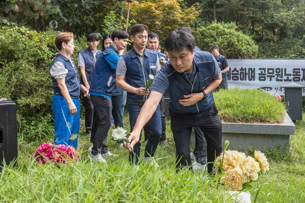 故 차봉천 초대 위원장 15주기 추모식 참가자들이 서울시청지부 안현호 전 조직부장의 묘역에 헌화하고 있다.