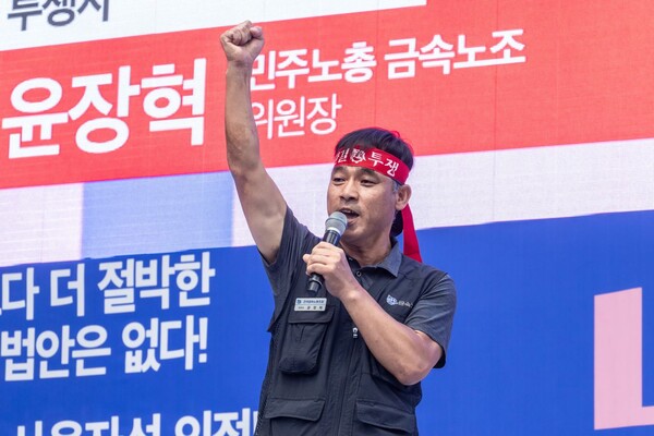 윤장혁 금속노조 위원장이 투쟁사를 하고 있다. 