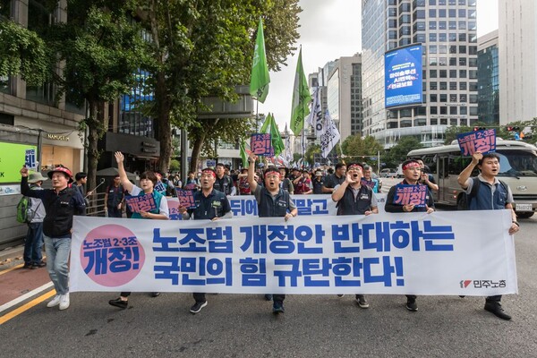 참가자들이 서울역 방향으로 행진하고 있다. 