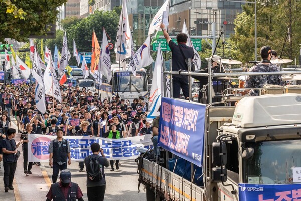 참가자들이 서울역 방향으로 행진하고 있다. 