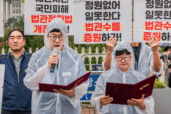 (왼쪽부터) 공무원노조 법원본부 황건하 교육선전국장과 박인창 인천지부장이 기자회견문을 낭독하고 있다,