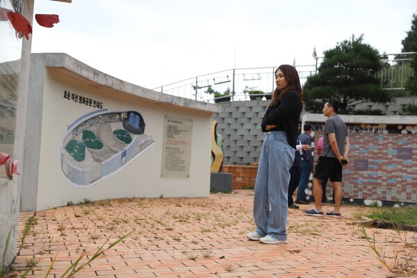 기행 참가자들이 효순 미선평화공원을 둘러보고 있다.