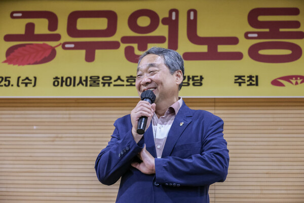 한국작가회의 박관서 사무총장이 축사를 하고 있다. 