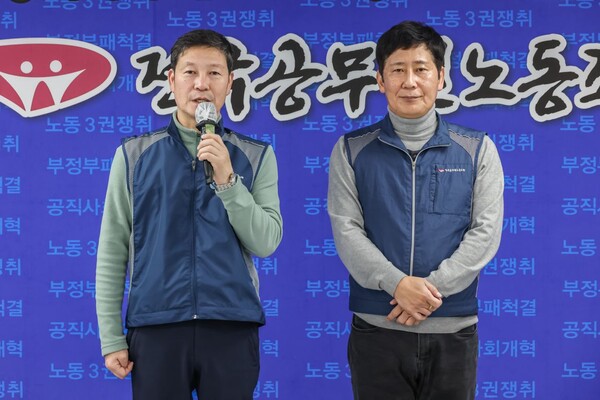 공무원노조 제12기 임원선거 이해준·김태성 당선자(왼쪽부터)가 당선인사를 하고 있다. 