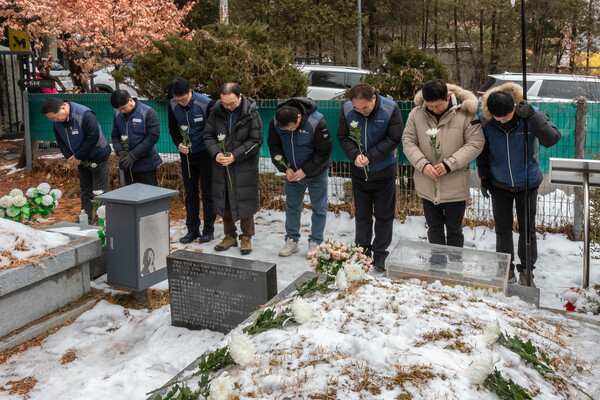 공무원노조가 2024 민주노총 시무식을 마치고 차봉천 초대위원장 묘역을 참배하고 있다. 