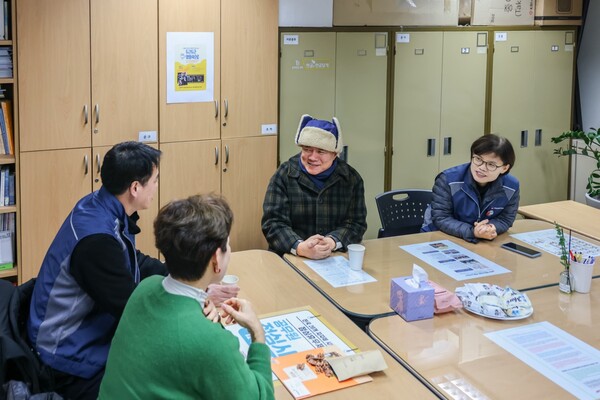 공무원노조 서울본부 전은숙 종로구지부장이 1인 시위에 나서기 전 공무원노조 임원들과 대화를 나누고 있다. 