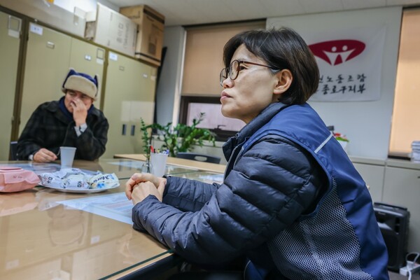 노조 사무실로 복귀한 공무원노조 서울본부 전은숙 종로구지부장이 대화를 나누고 있다. 