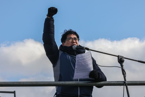 공무원노조 박중배 부위원장이 행진차량에서 연설하고 있다.