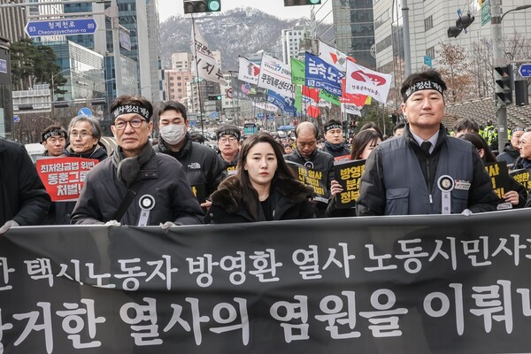 참가자들의 영결식이 열리는 서울시청으로 행진하고 있다. 