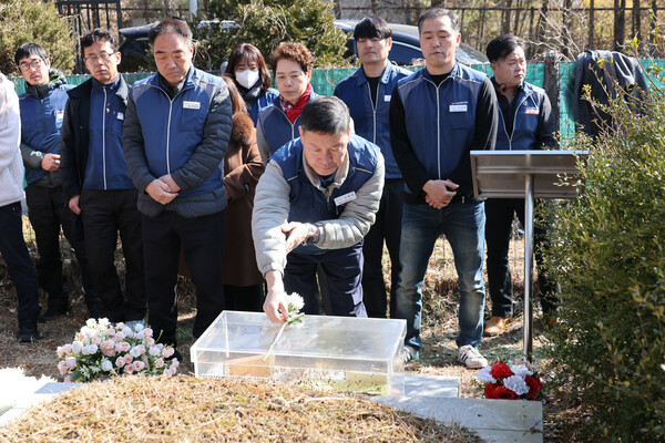 이해준 위원장이 차봉천 초대위원장의 묘역에 헌화하고 있다.