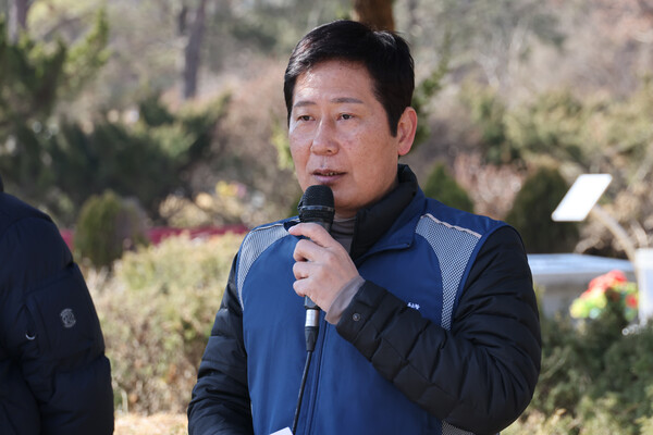 김태성 사무처장이 시무식 사회를 보고 있다.