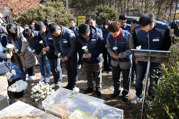 12기 임원들이 차봉천 초대위원장 묘역에 헌화하고 있다.