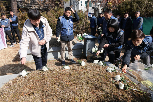시무식에 참가한 본부장들이 차봉천 초대위원장 묘역에 헌화하고 있다.