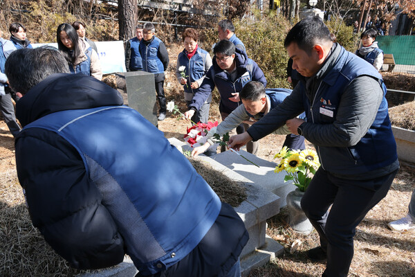 12기 임원들이 서울본부 시청지부 안현호 전 조직부장 묘역에 헌화하고 있다.
