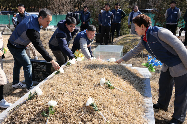 12기 임원들이 경기본부 김원근 전 본부장 묘역에 헌화하고 있다.
