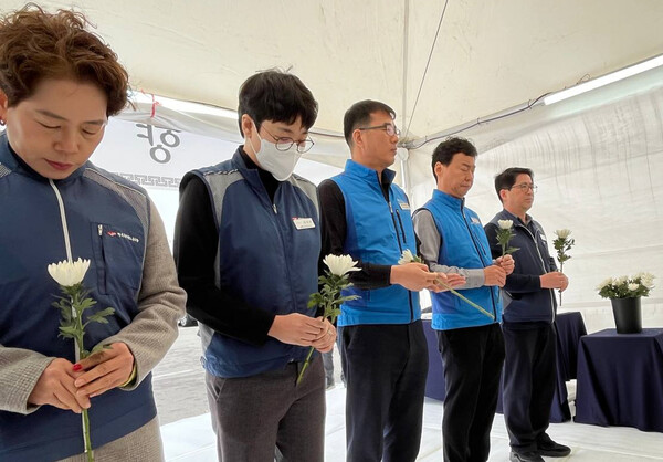 공무원노조 박현숙(왼쪽 첫번째), 김영운(왼쪽 두번째)부위원장, 박중배 수석부위원장(왼쪽 다섯번째)이 헌화하고 있다.