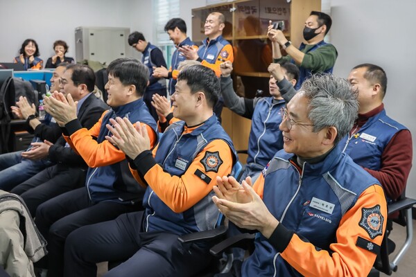 서울소방지부 사무식 개소식 참가자들이 박수를 치고 있다. 