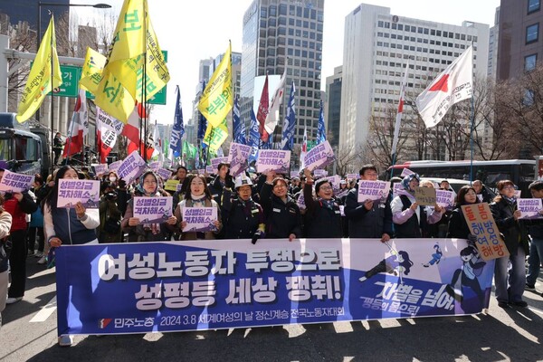 참가자들이 행진하고 있다. 