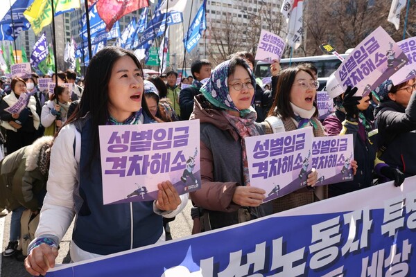공무원노조 박시현 부위원장을 비롯한 참가자들이 행진을 하고 있다. 