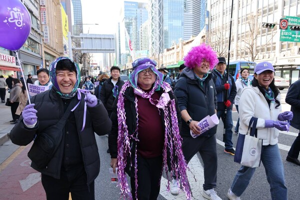 3.8 세계여성의날 전노대에 참가한 공무원노조가 행진하고 있다. 