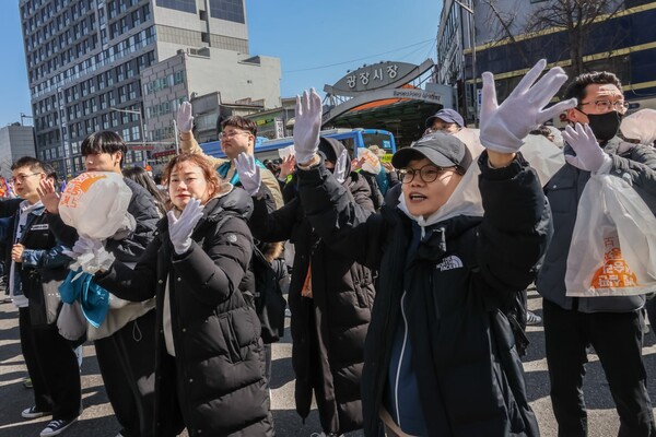 공무원노조 조합원들이 노동자 행진에 참여하고 있다.