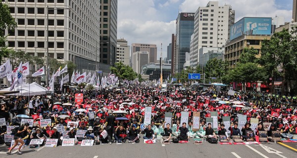 대회 참가자들이 구호를 외치고 있다.