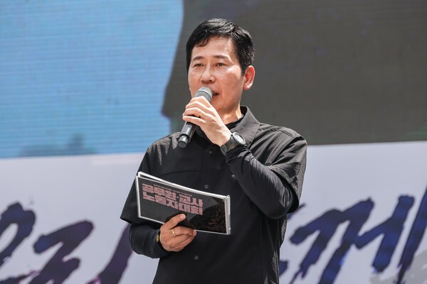 공무원노조 김태성 사무처장이 본대회 사회를 보고 있다.