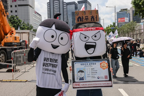 공무원노조 마스코트 공감이와 법원본부가 준비한 공감이가 포즈를 취하고 있다.