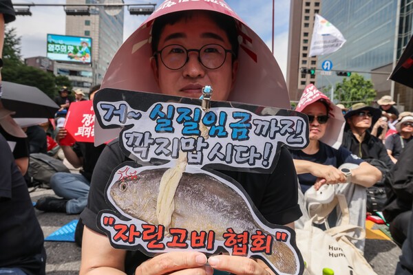 &nbsp;대회 참가자가 임금 인상을 요구하고 있다.