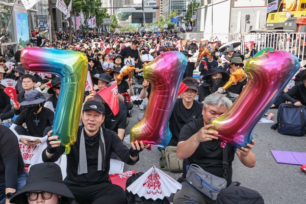 대학본부 조합원들이 선전물을 보여주고 있다.